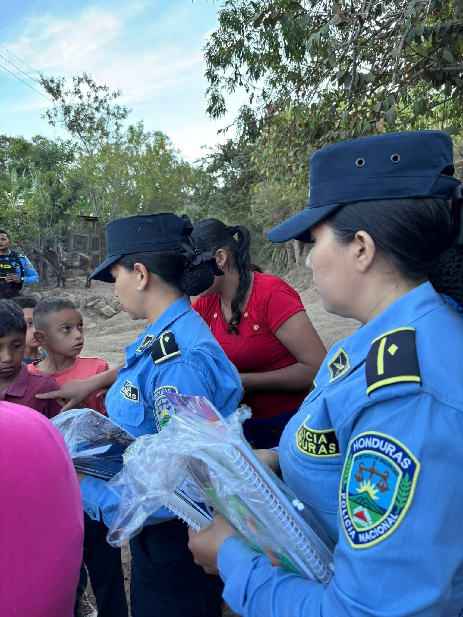 💙 Policía Nacional entrega kits escolares en municipios del sur de Honduras 📚✨ - Imagen 3