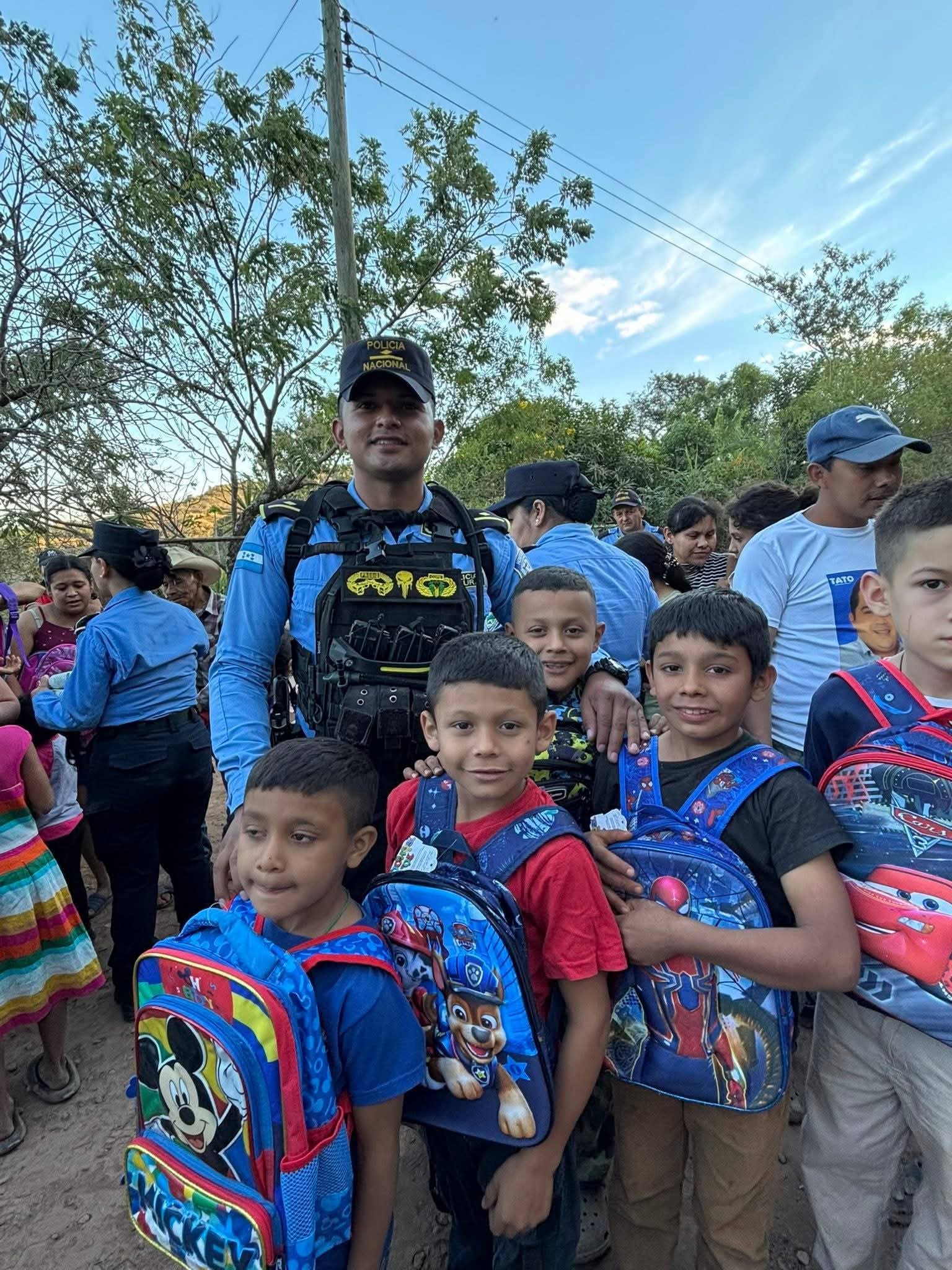 💙 Policía Nacional entrega kits escolares en municipios del sur de Honduras 📚✨ - Imagen 2