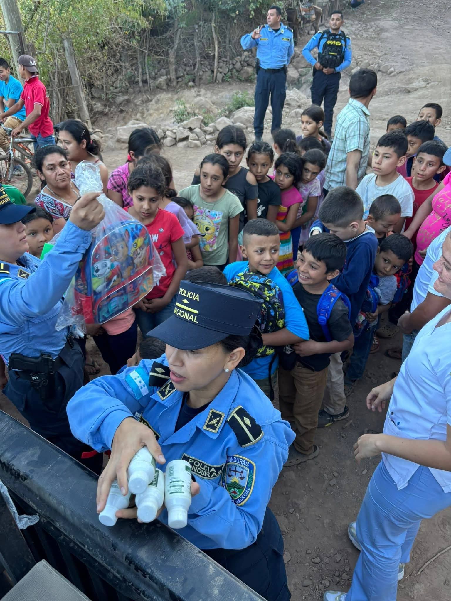 💙 Policía Nacional entrega kits escolares en municipios del sur de Honduras 📚✨ - Imagen 1
