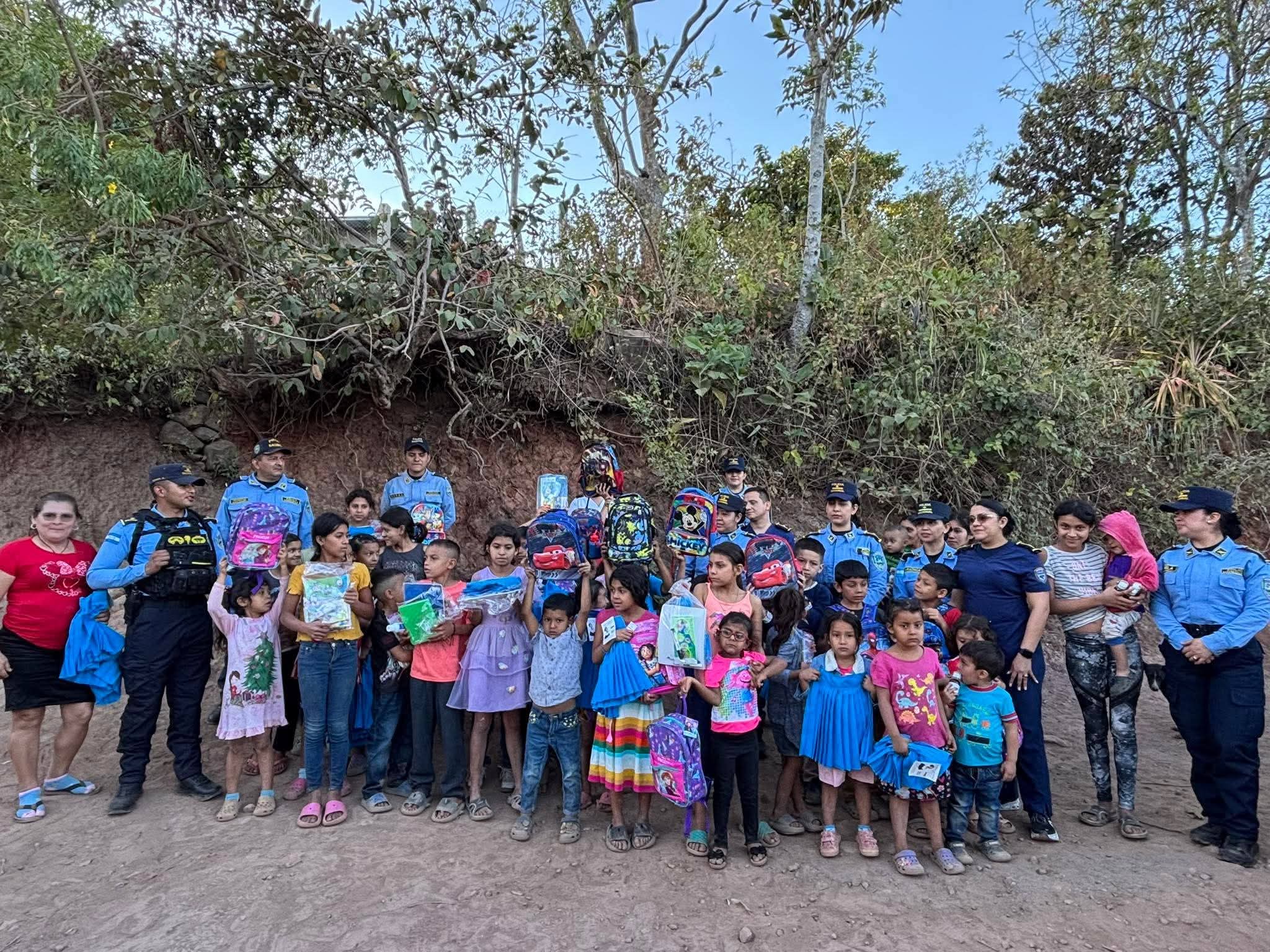💙 Policía Nacional entrega kits escolares en municipios del sur de Honduras 📚✨